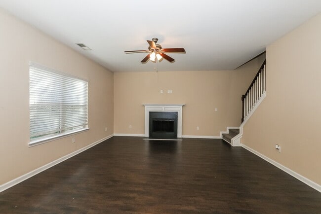 Photo - 705 Yukon Way