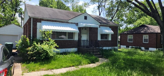 Building Photo - Updated Hanley Hills Home with Large Fenced Yard & Full Basement