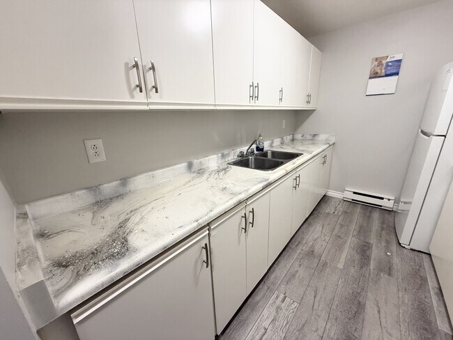 Photo - 140 Park Ave E