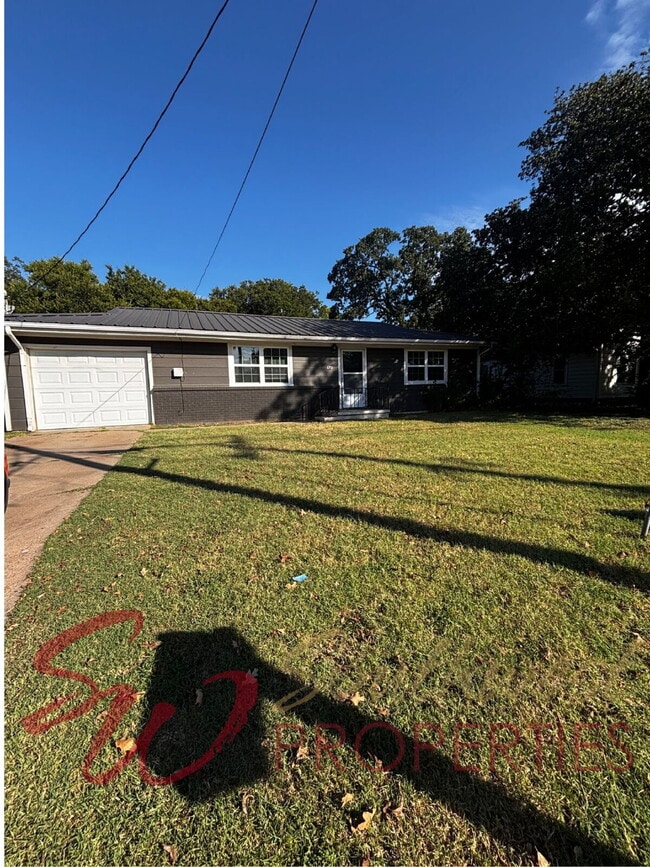 Building Photo - Cozy 2 Bed, 1 Bath Home