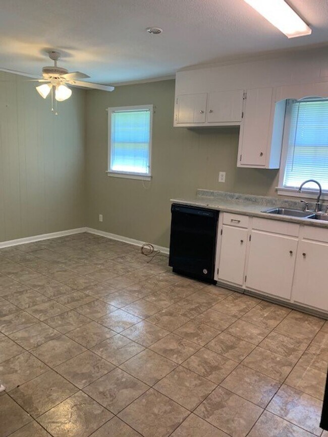 Photo - Cute 3 Bed 2 Bath Available for Fall 2025!