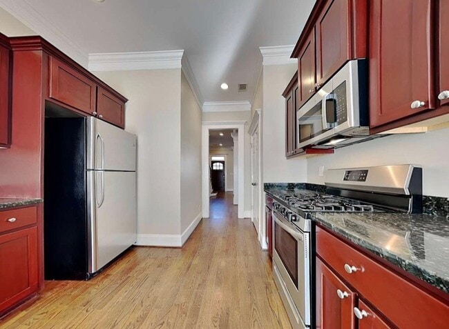 Photo - 2350 Bouldercliff Way SE