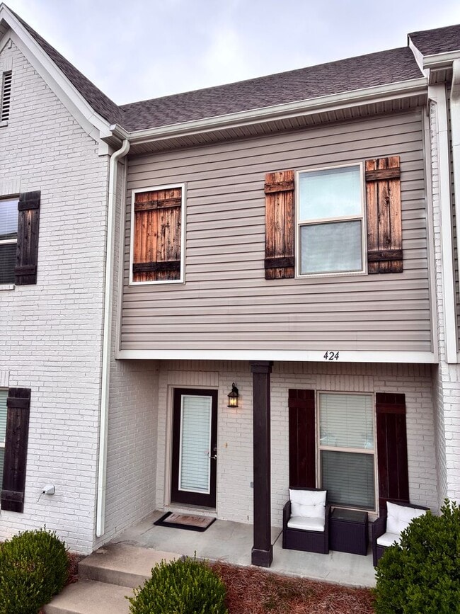 Building Photo - 4 bed 4.5 bath unit in West End neighborhood!