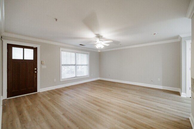 Building Photo - Ground-level, one-story condo in the highl...