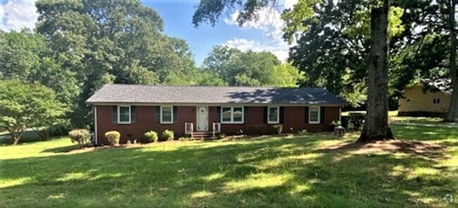 Building Photo - 3 bed, 2 bath brick ranch on large lot - m... Rental