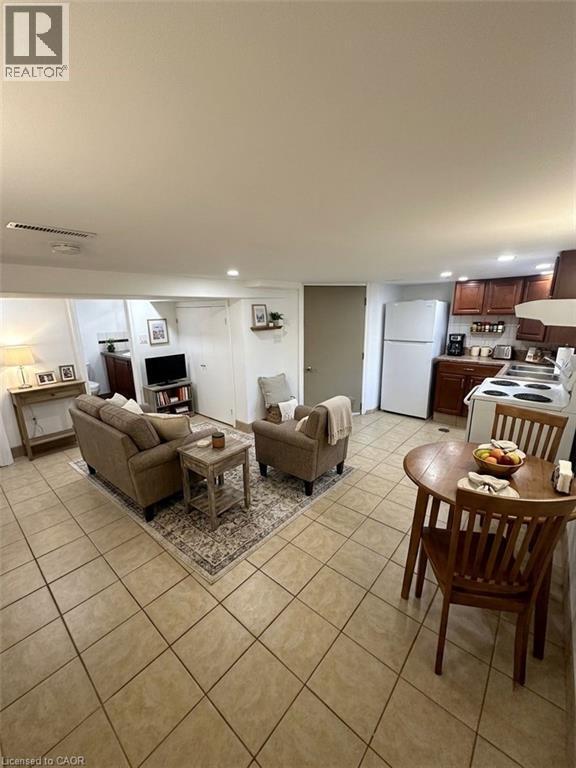 Photo - 98 Limeridge Rd E