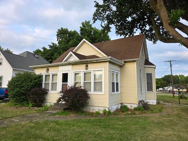 Building Photo - Beautiful 2 bed, 1 bath - HOUSE FOR RENT