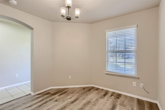 Photo - 503 Hawthorn Dr