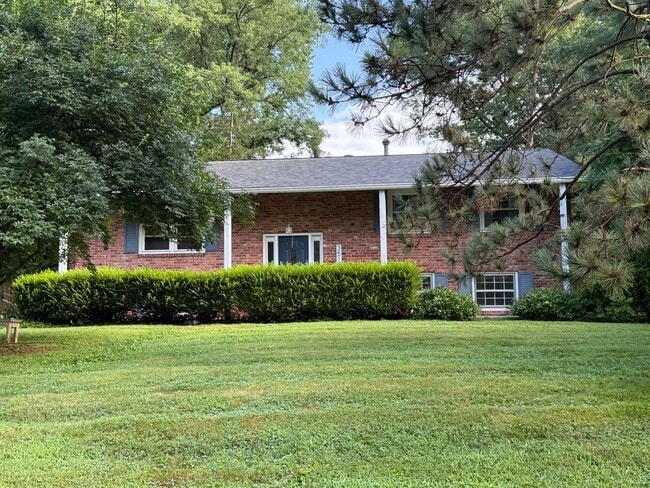 Building Photo - AVAILABLE NOW AUGUST 2025. MONTHLY RENT I... Rental