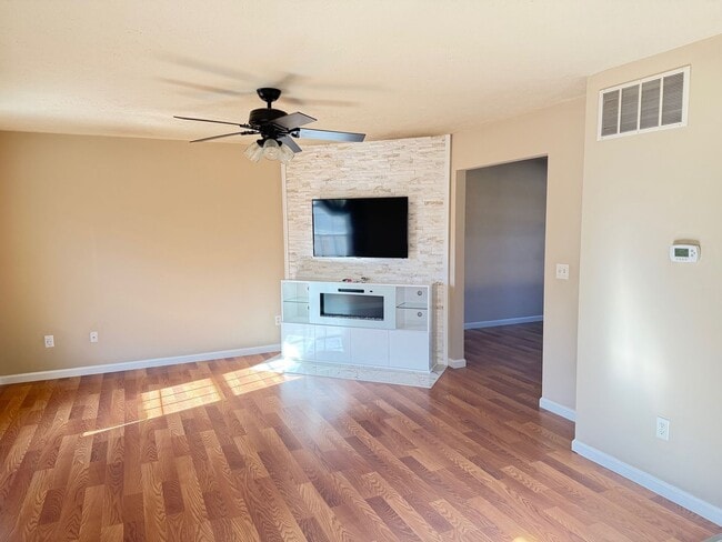 Photo - Beautiful 3B 2.5 bathroom townhouse in Normal