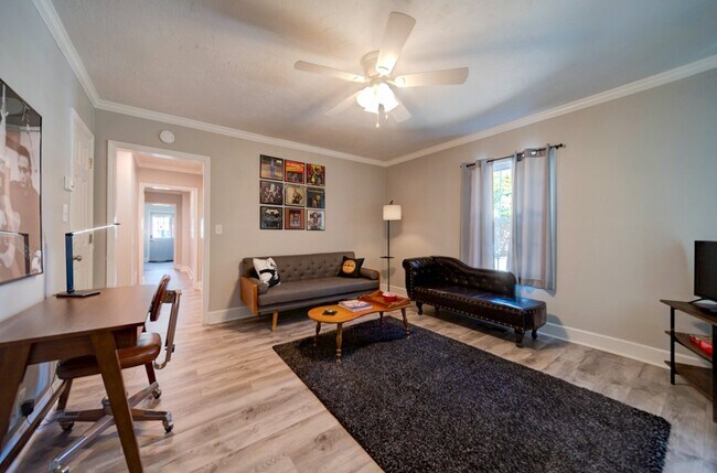 Building Photo - 401 Kingwood Dr