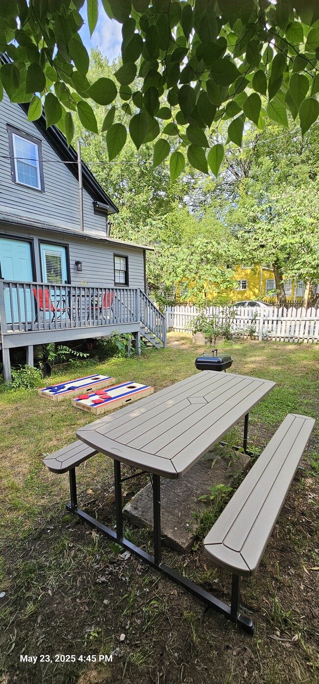 Large Backyard with BBQ grill. - 607 Gaskill St SE Unit A