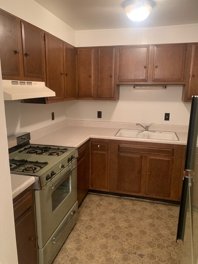 Blue Spruce Apartments - Blue Spruce Apartments Unit B2