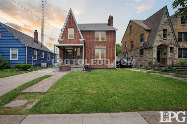 Photo - 928 W Gramercy Ave House
