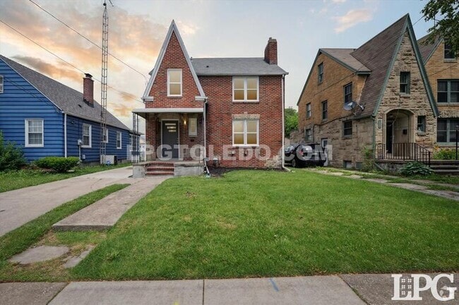 Building Photo - 928 W Gramercy Ave Rental