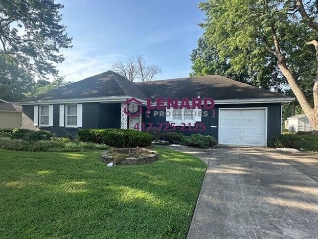 Beautiful 3 Bedroom House with Fenced in Yard - Beautiful 3 Bedroom House with Fenced in Yard