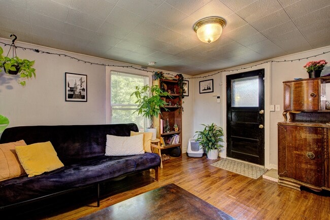 1915 W Madison Ave