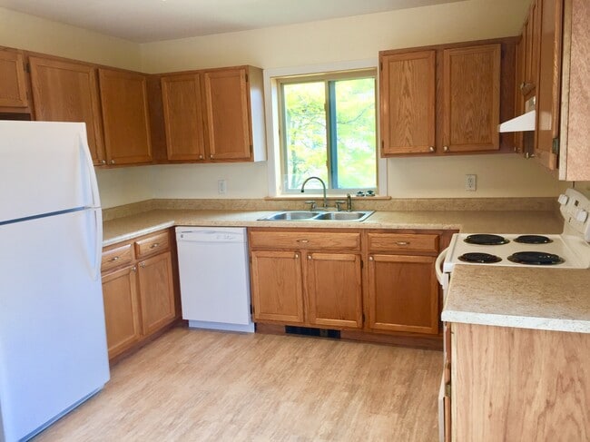 Building Photo - 203 Elm St Unit 12