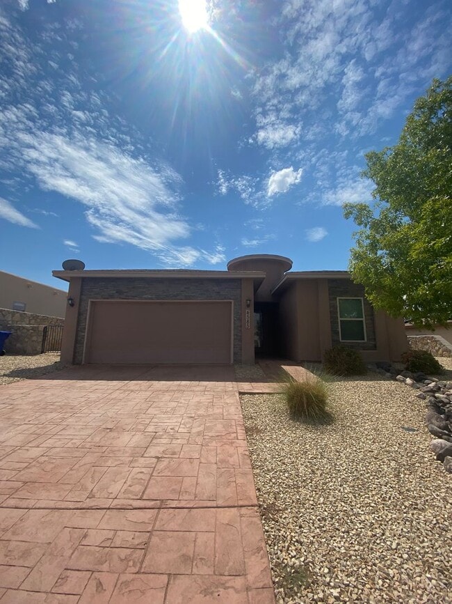 Building Photo - Beautiful 4 Bedroom, 3 Bathroom Home! Avai...