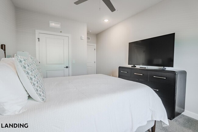 Building Photo - 5001 Willowgate Lp Unit 01-1402