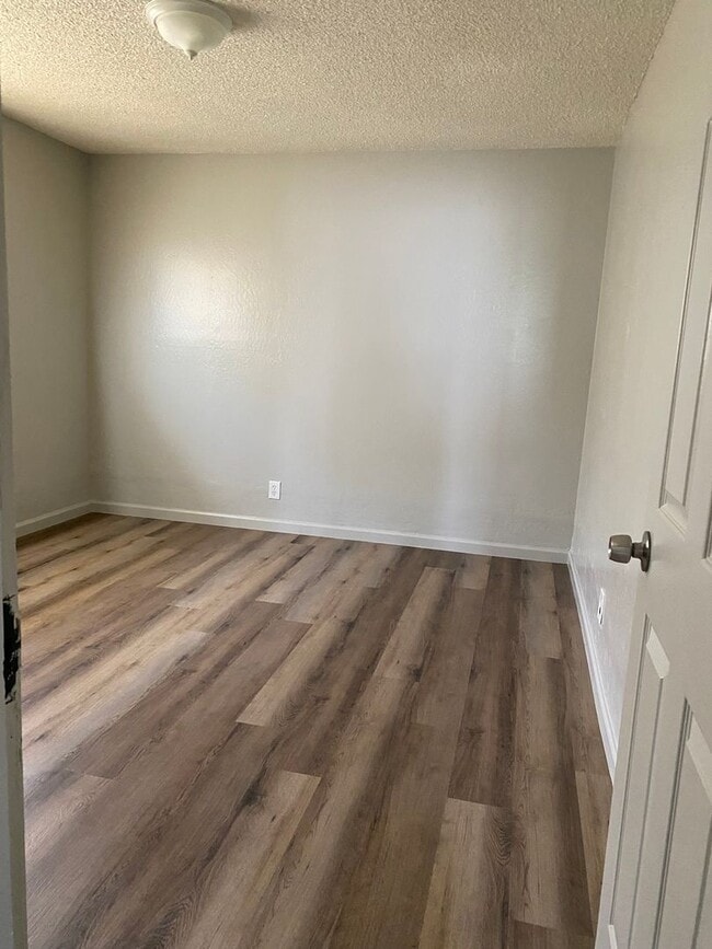 Hedges Ave - Hedges Ave Apartment Unit #A