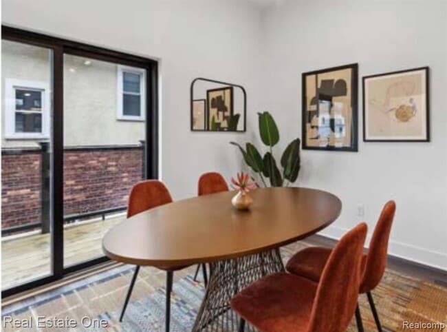 Photo - 1547 Pallister St Unidad 11