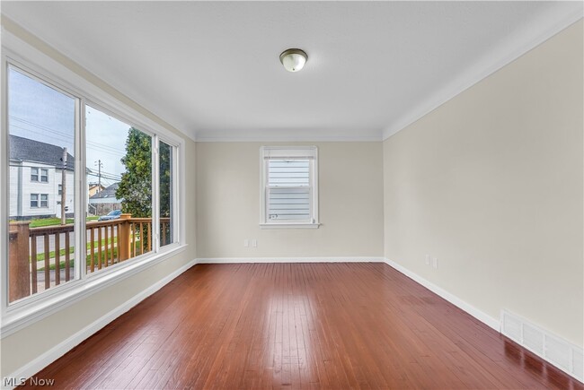 Photo - 10518 Langton Ave
