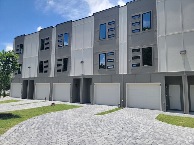 Building Photo - Fall 2025 Student Housing – 4 Beds / 4 Bat... Rental