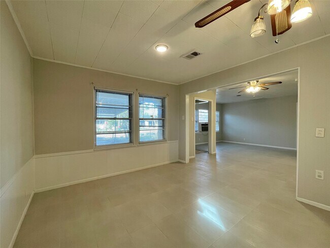 Photo - 1112 Southampton Dr