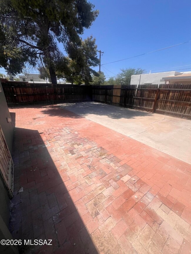 132 W Lincoln St