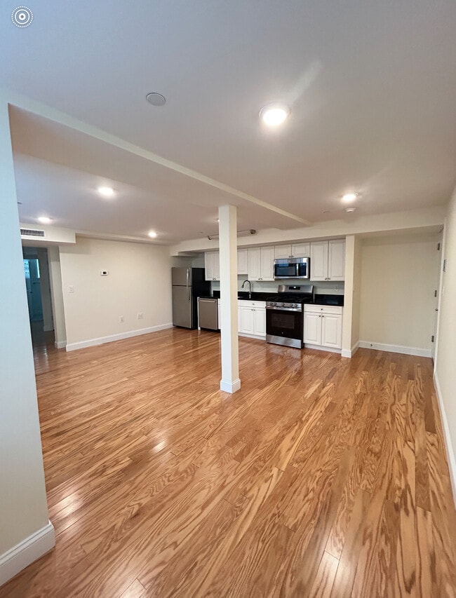 Building Photo - 1 Langdon St Unit 5