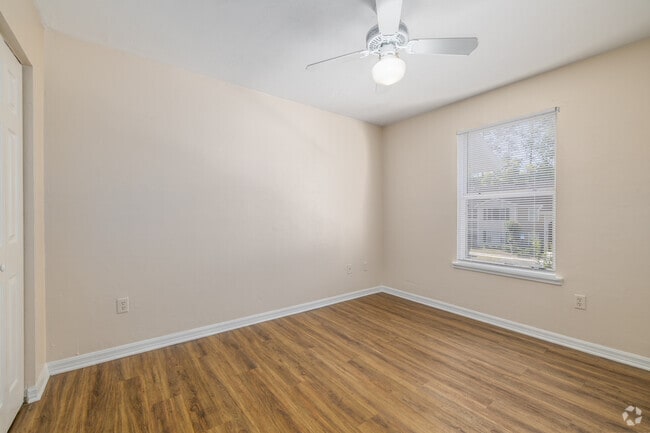 2BR, 2BA - 934SF - Bedroom