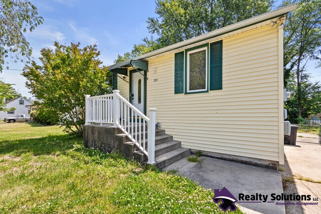 Photo - 721 Tacoma Blvd