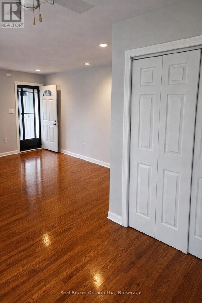 Photo - 4942 Armoury St