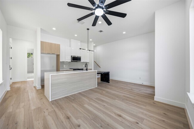 Photo - 9106 Coffee St