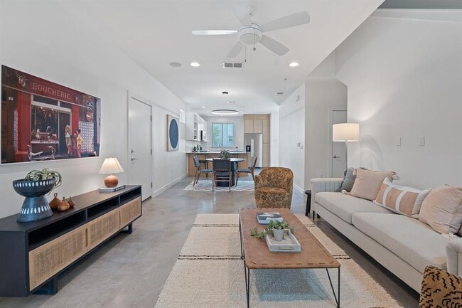 Photo - 705 N Bluff Dr