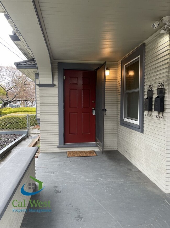Photo - $2595 - 1Bed 1Bath Beautiful Duplex on a Tree Lined Street in the Rose Garden Area! Unidad 1212