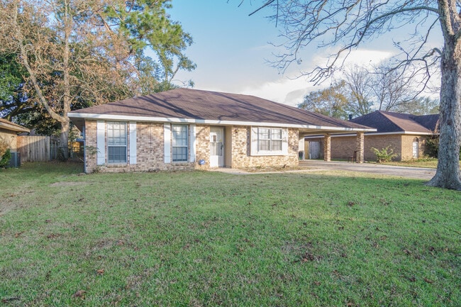 Building Photo - 111 Valencia Dr