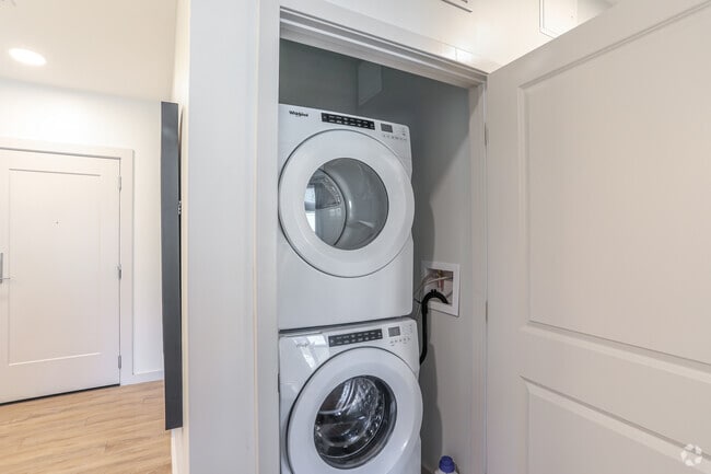 2BR, 2BA - 1,100 SF - Washer/Dryer