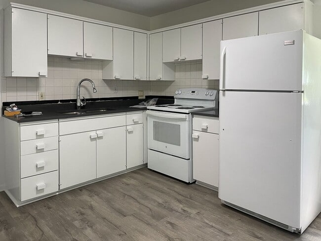 Photo - {10105} Charming 2 bedroom + 1 car garage + updated bathroom