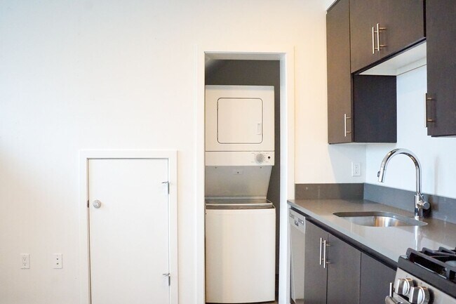 Photo - Incredible Specials: Immaculate 1-Bedroom ... Unidad 45-03