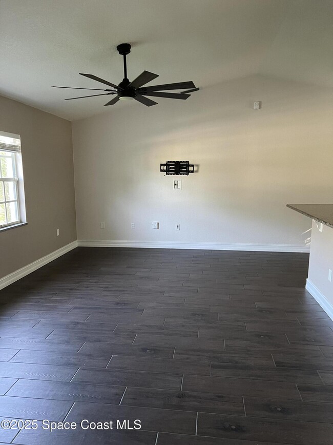 Photo - 497 Forgal Ave NE