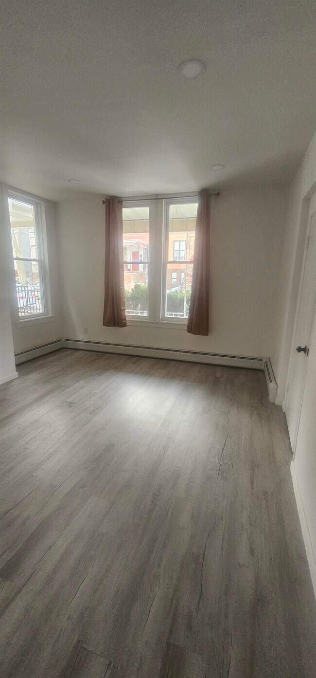 Photo - 202 Clerk St