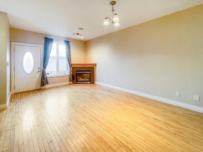 Photo - 720-756 Ave SW