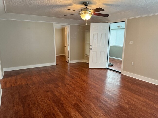 Photo - 2 bed/1 bath/fenced in backyard