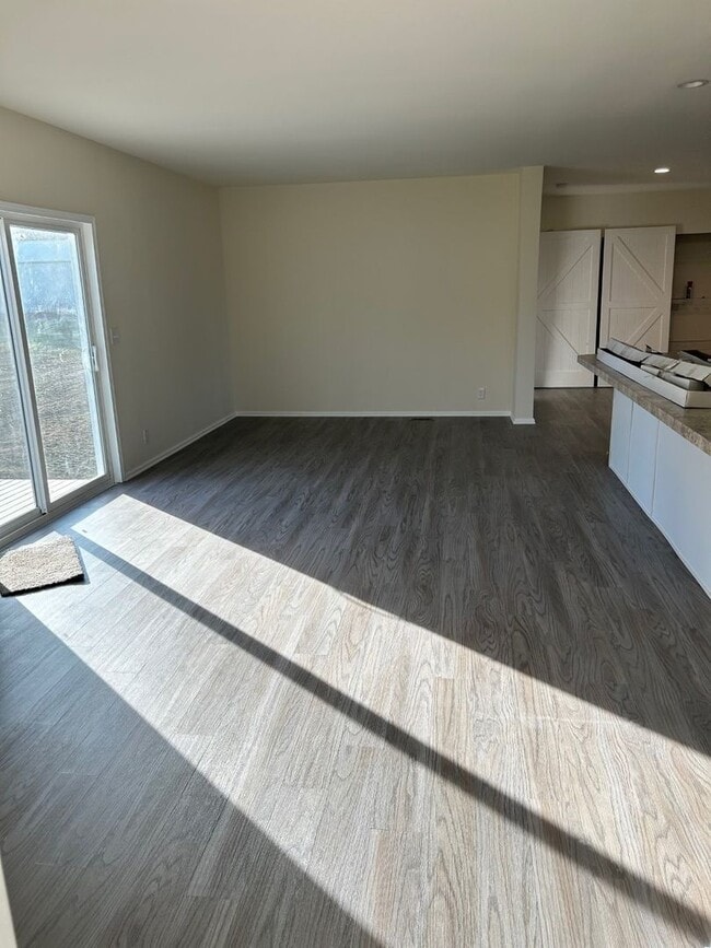 Photo - Large Spacious 5 Bedroom House with Fenced Yard