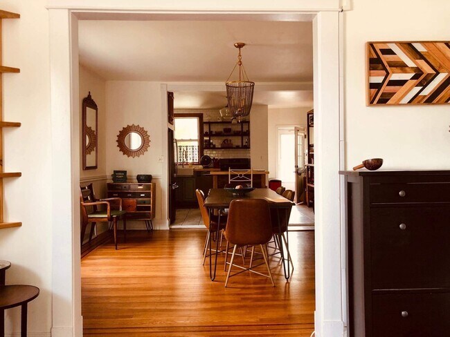 Comedor, Cocina - 701 W 37th St Unidad Furnish Rm in shared home