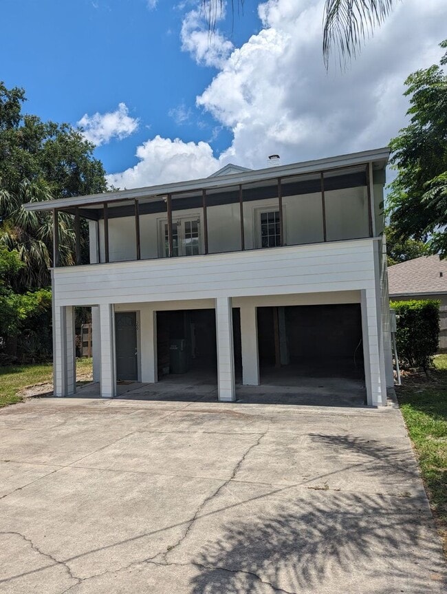 Building Photo - Completely remodeled upstairs loft apartment with garage below