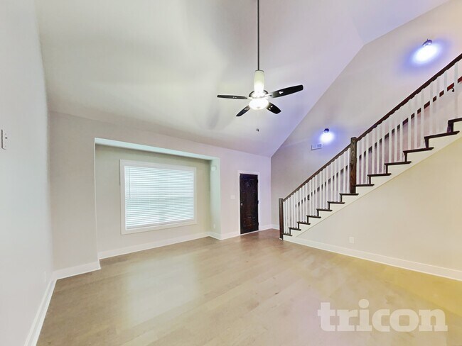 Photo - 492 Woodtrace Dr