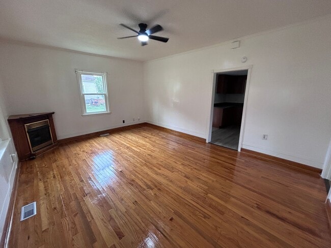 Photo - 2/1 Bungalow in Eden with Detached garage and fenced backyard!